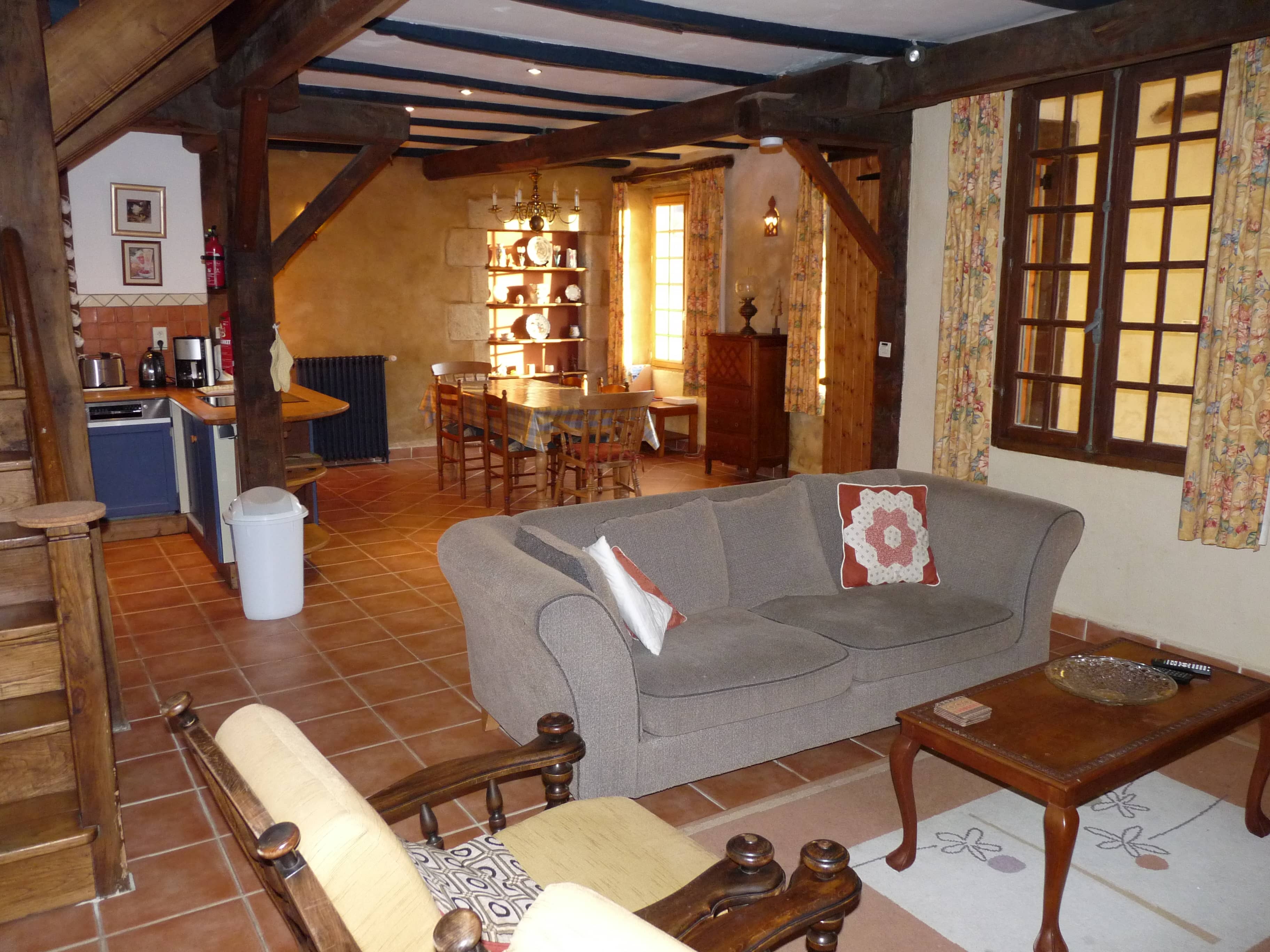 Confortable salon du gîte La Julerie en Bretagne, France, avec vue sur la nature environnante et équipé de meubles modernes. Idéal pour se détendre après une journée de visites en Bretagne.